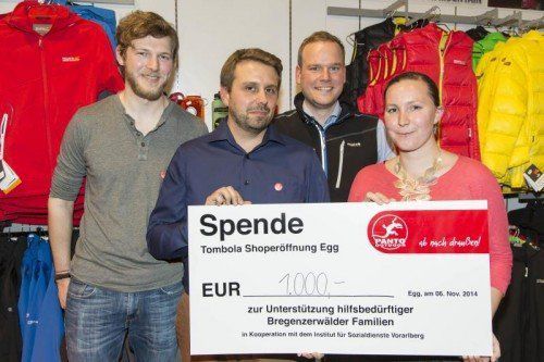 Spendabel: die Geschäftsführer Andreas Wagner (l.), Pascal Sonnleithner und Tobias Loser mit Scheck für Isabel Baldreich (IfS). FotoS: L. Berchtold