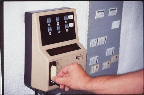 Stechuhren sind zwar nicht mehr up to date, doch die Aufzeichnungspflichten werden nicht überall erfüllt. Foto: VN