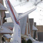 Flugzeug stürzt in Wohnhaus