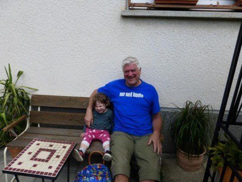 Thomas Joachim, hier mit Enkelin Serina, lebt seit 2005 in Höchst.