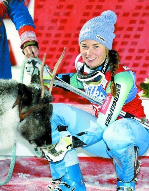 Tina Maze mit ihrem Victor: „Letztes Jahr habe ich gesehen, wie Mikaela ein Rentier gewonnen hat. Und ich wollte auch eines.“ Foto: ap