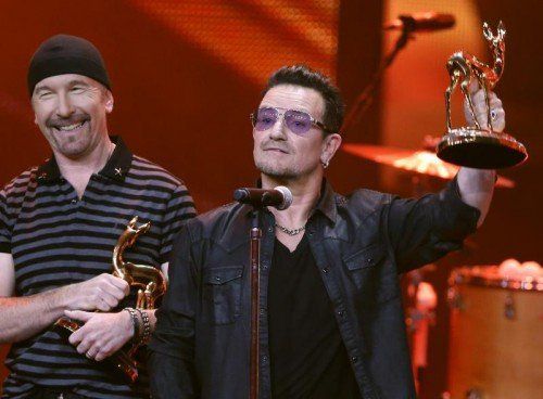 U2-Sänger Bono (r.) und Gitarrist The Edge bedanken sich beim Publikum für die Auszeichnung mit dem Bambi. Foto: Reuters