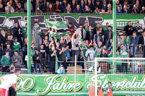 Über 3000 Fans im Schnitt besuchten die Heimspiele von Austria Lustenau. Damit liegt der Vorarlberger Klub nach 18 Runden auf Rang vier in der Zuschauertabelle. Foto: gepa