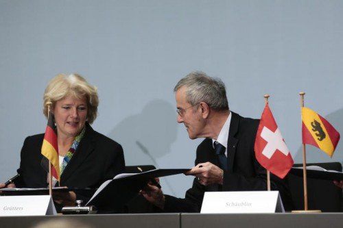 Vertragsunterzeichnung: Kunstministerin Monika Grütters und der Präsident des Kunstmuseums Bern, Christoph Schäublin. Foto: AP