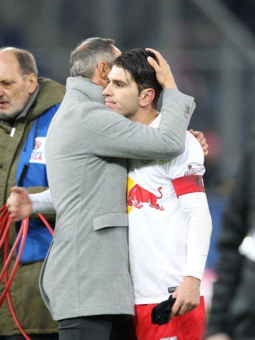 Adi Hütter (links) mit seinem Kapitän Jonatan Soriano. gepa