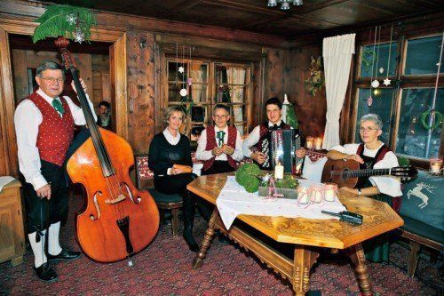 "Advent in Vorarlberg", Stimmungsvolle Advent- und Weihnachtlieder aus Vorarlberg, Geschichten aus der Vorweihnachtszeit. Advent in Vorarlberg spannt einen musikalischen Bogen vom Bregenzerwald bis nach Lech am Arlberg, schafft neue Einblicke in das Adventliedgut und die Instrumente, die dazu passen. Duddelsack und Saz haben dabei ebenso eine Berechtigung, wie Geige und Zither. Teilnehmer: Ein Kinderchor, der Goiachor aus Bludenz, die Gruppe Gigogampfer und die Brazer Stubamusig. Eine Engelschnitzerin, eine Glaskugelkünstlerin und eine Trachtengürtelschnallengoldschmiedin geben außerdem Einblick in ihr kostbares Handwerk.Im Bild: Brozer Stubamusig im Gasthof ?Traube? in Braz. SENDUNG: ORF2 - MO - 08.12.2014 - 17:05 UHR. - Veroeffentlichung fuer Pressezwecke honorarfrei ausschliesslich im Zusammenhang mit oben genannter Sendung oder Veranstaltung des ORF bei Urhebernennung. Foto: ORF/ORF-V. Anderweitige Verwendung honorarpflichtig und nur nach schriftlicher Genehmigung der ORF-Fotoredaktion. Copyright: ORF, Wuerzburggasse 30, A-1136 Wien, Tel. +43-(0)1-87878-13606