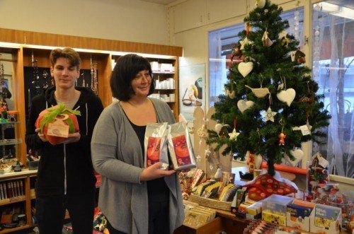 Anja Wunderlich und Marco Kokic mit einigen Vorschlägen des Weltladens Lustenau für das Weihnachtsfest. VN