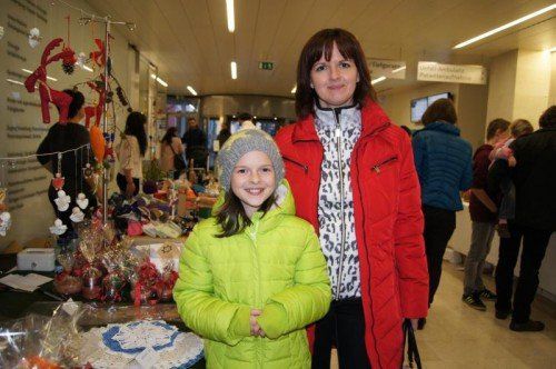 Auch Sandra Grutsch und Tochter Melissa kamen zum Basar. eh