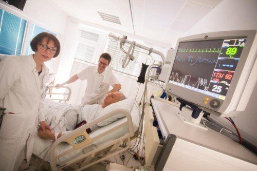 Auf einer Stroke Unit braucht es beides: Überwachungsgeräte und menschliche Zuwendung. Foto: VN/Steurer