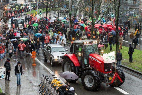 Bauern und Aktionisten protestierten am Freitag in Brüssel. Der EU-Gipfel war jedoch schon zu Ende. Foto: AP