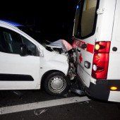 Mit Pkw fast ungebremst gegen ein Rettungsauto