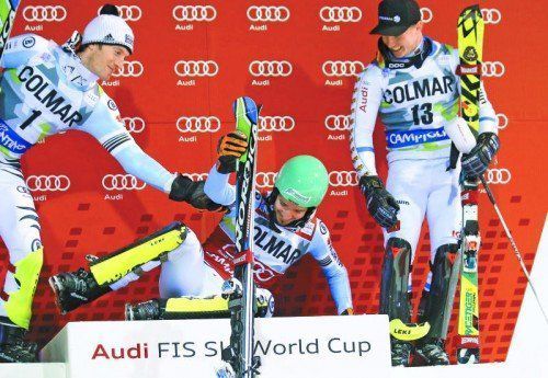 Bei der Siegerehrung hatte Felix Neureuther einige Schwierigkeiten, das Podium zu besteigen. Fritz Dopfer (links) und Jens Byggmark schauen schmunzelnd zu. Foto: Reuters