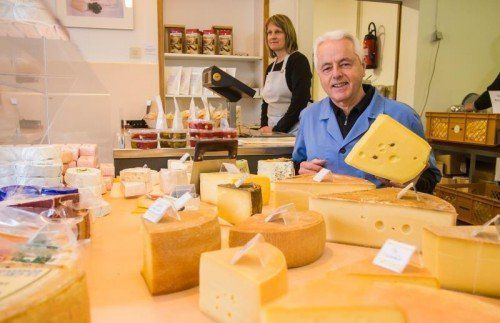 Bevor der Käse bei Kurt Konzett auf der Käsetheke landet, wird er im Reifekeller verfeinert und gepflegt, bis er einen einzigartigen Charakter aufweist.  Foto: Philipp Steurer