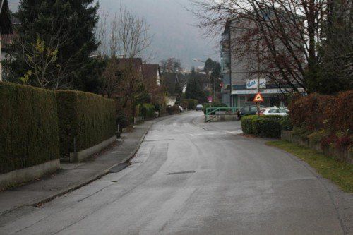 Bis vor Kurzem war das Parken am Rand der Wolf-Huber-Straße in Feldkirch-Tisis erlaubt. Foto: sis