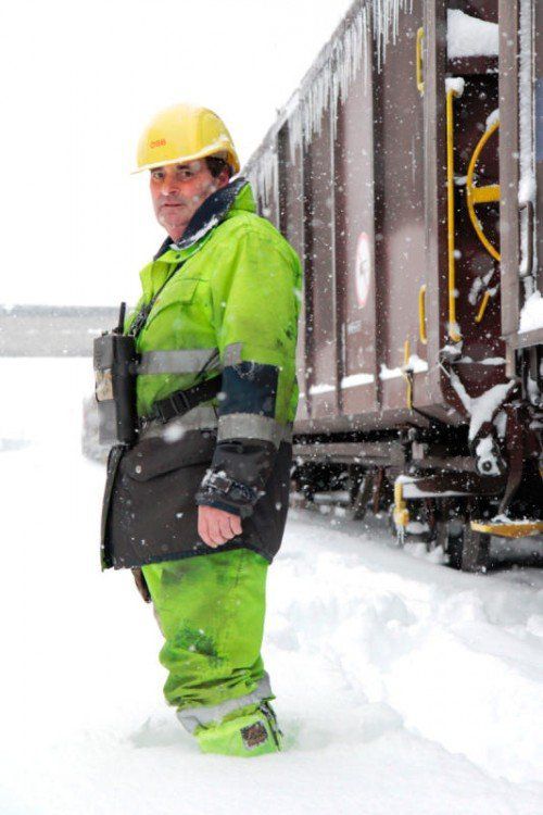 Bis zu den Knien im Schnee stehen derzeit ÖBB-Mitarbeiter. Foto: ÖBB  