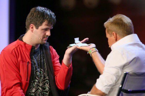 Bojan Korovic, Mentalist aus Dornbirn, hat zu seinem Auftritt Jurymitglied Dieter Bohlen auf die Bühne geholt. Foto: RTL / Stefan Gregorowi