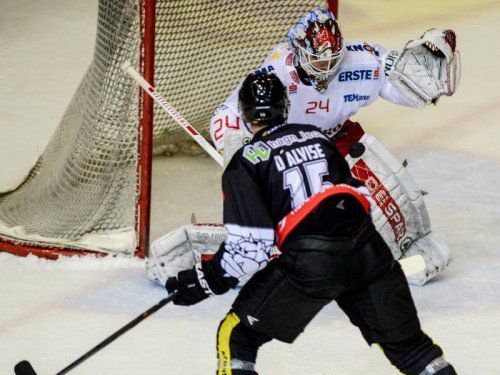 Chris D’Alvise (l.) setzte sich mit Dornbirn gegen Jaroslav Hübl (r.) und Bozen am Ende erst in der Verlängerung durch. Foto: CDM/GEPA