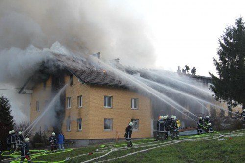 Das Gebäude konnte von der Feuerwehr nicht mehr gerettet werden. Foto: VOL.AT/Schwendinger