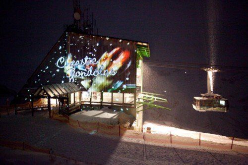 Das Kino-und Audio-Event „Cineastic Gondolas“ sowie die Heumandl-Installation von ONA B. sorgen für ein farbenfrohes Spektakel im Winterskiort Lech. foto: p. ionian