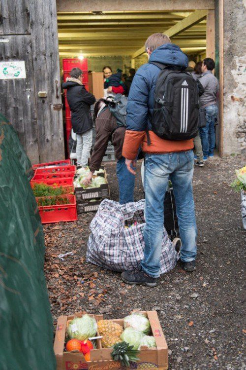 Der Andrang auf die Ausgabestelle war groß: 100 Menschen kamen.