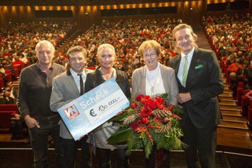 Der berührendste Moment des „Ma hilft“-Galaabends: Musiker Ulrich Troy (l.) und Hanno Pinter sowie VN-Chefredakteurin Verena Daum-Kuzmanovic und Moderator Markus Linder freuen sich über den Scheck in Höhe von 130.000 Euro. Die Veranstaltung im Festspielhaus wurde ein großartiger Erfolg. Foto: VN/Paulitsch