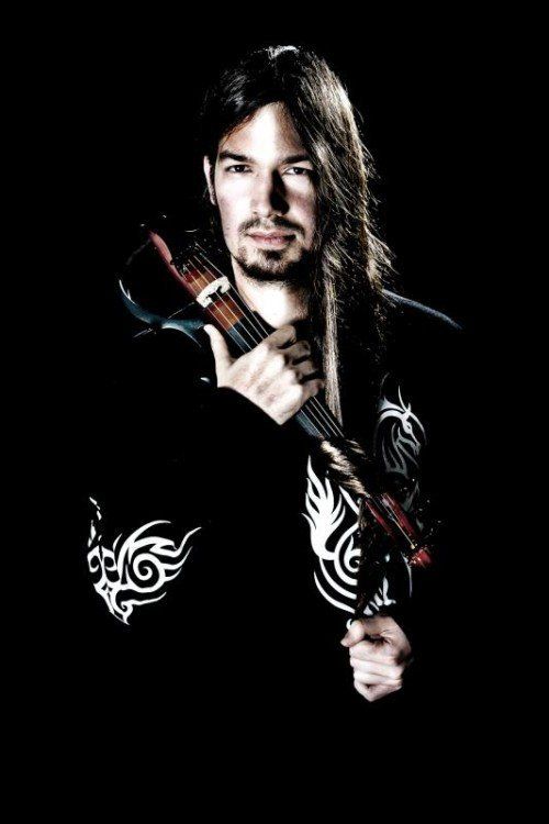 Der Geiger Simon Frick lotet sein Instrument aus.  Foto: Hegemann  
