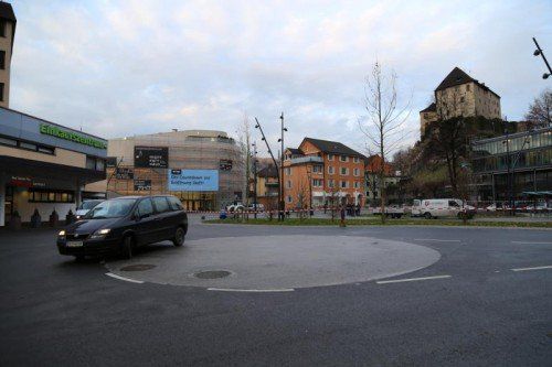 Der Kreisverkehr vor dem Montforthaus erntet Unverständnis. Foto: etu