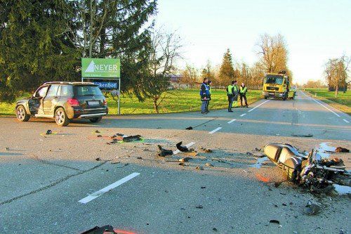 Der schwer verletzte Motorradfahrer wurde mit dem Hubschrauber ins Krankenhaus transportiert. Foto: VOL.AT