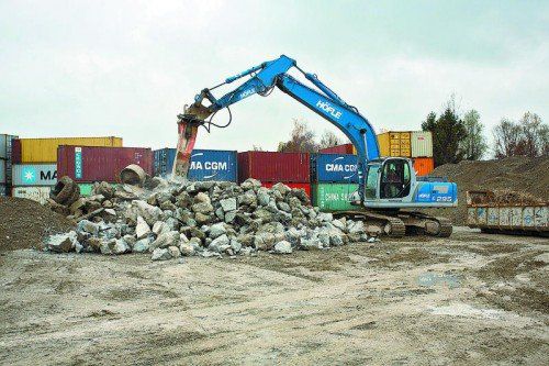 Derzeit wird eines der von den ÖBB erworbenen Grundstücke für die Bebauung vorbereitet. Foto: VN/Hartinger