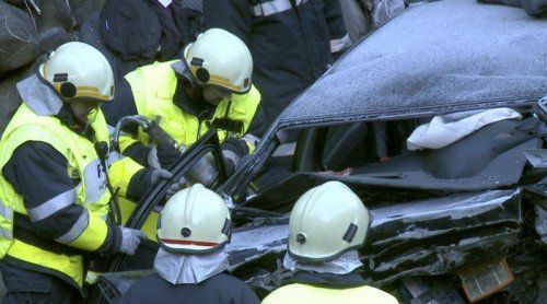 Die Feuerwehrleute sind mit der Bergung des Unfallautos im Schreckbach beschäftigt.  Foto: Poggioli