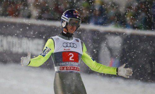 Die Gestik von Gregor Schlierenzauer verspricht nichts Gutes. Der zweite Sprung in Oberstdorf war zu wenig für einen Spitzenplatz. Foto: reuters