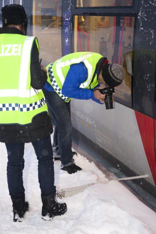 Die Polizei inspiziert die Unfallstelle am Bahnhof.  Foto: Mathis