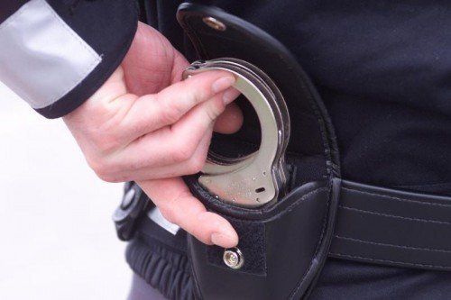 Polizist musste 58-jähriger Frau Handschellen anlegen, nachdem er von ihr mit einem Faustschlag attackiert worden war. Foto: VN/Hofmeister