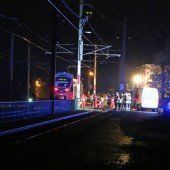 Unbekannte Person lag neben Bahngleis