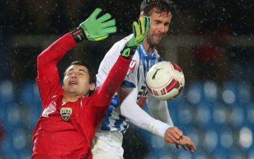 Die Vorentscheidung in Wr. Neustadt. Altach-Keeper Martin Kobras (l.) war bei seiner Abwehraktion gegen Stefan Maierhofer zu wenig resolut. Fotos: gepa/5