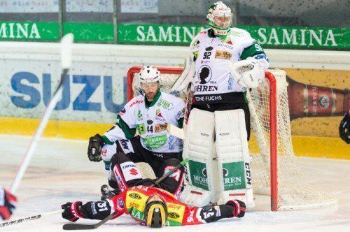 Die Wälder-Hintermannschaft mit Goalie Oskar Östlund (r.) zählt zu den stärksten der Liga. Foto: Stiplovsek