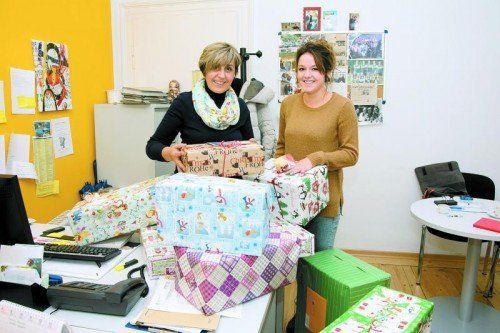 Die Weihnachtsgeschenke haben Mevlida (l.) und ihre Kollegin von der Caritas für Flüchtlingskinder besorgt: „Für unsere Kinder“, sagt Mevlida.