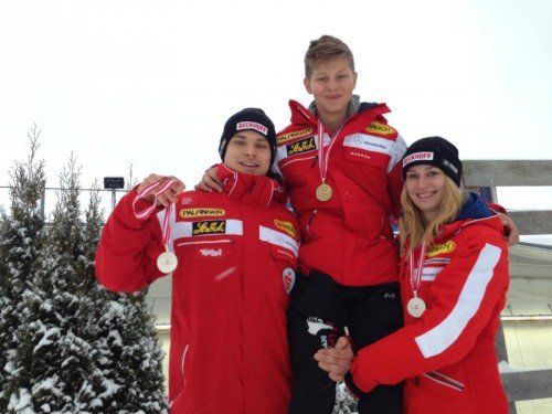 Die Zweitplatzierten Katrin Heinzelmaier (r.) und Jonas Müller (l.) heben Jugendmeister Fabian Bitschnau in die Höhe. Foto: Verein