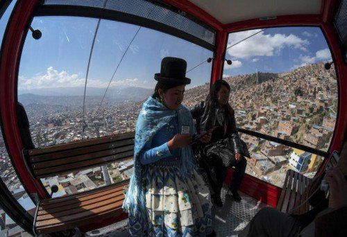 Doppelmayr-Seilbahnen sorgen in La Paz für eine neue Ära im öffentlichen Verkehr. Eröffnung ist am 8. April.   Foto: REUTERS