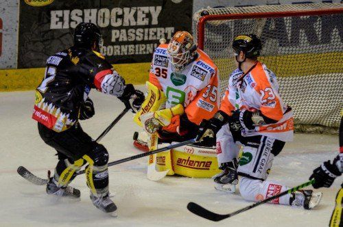 DORNBIRN,AUSTRIA,07.DEC.14 - ICE HOCKEY - EBEL, Erste Bank Eishockey Liga, Dornbirner EC vs Graz 99ers. Image shows Nikolas Petrik (Dornbirn), Danny Sabourin and Mitch Ganzak (99ers).
Photo: GEPA pictures/ Oliver Lerch