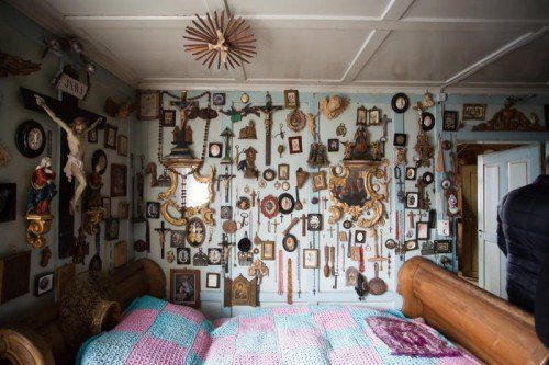 Ein Zimmer mit den Objekten im Kalb-Haus in Dornbirn. Fotos: VN, Diözese