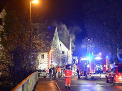 Einsatzkräfte mussten Freitagmorgen drei Asylheime löschen.  FOTO: AP