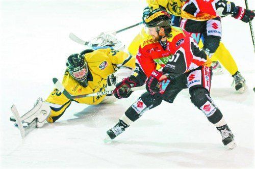 Eleganter Auftritt von Dylan Stanley: der VEU-Topscorer lässt Celje-Torhüter Luka Kostomaj aussteigen. Foto: ds