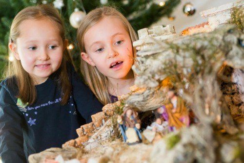 feature, weihnachten, heilabend, christbaum, krippe, selina (fünf jahre alt, links) und teresa (sechs jahre alt) aus müselbach