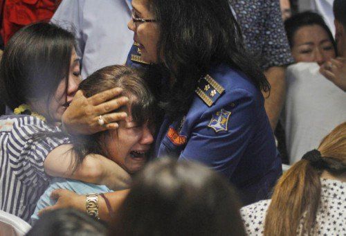 Für die Angehörigen sind es unerträgliche Bilder: Leichen und Wrackteile treiben an der Absturzstelle der AirAsia-Maschine im Meer.  Foto: AP