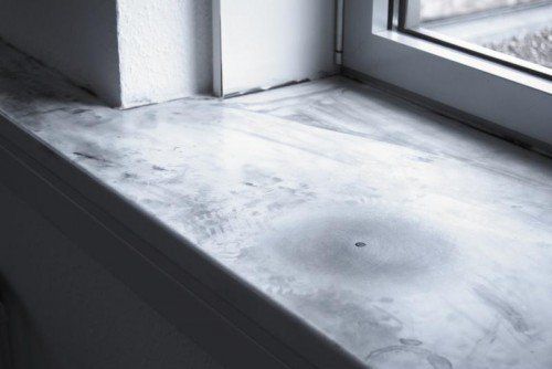 Für die Arbeit „Geister“ hat Sempert Graphitstifte in eine
Fensterbank eingesetzt und geschliffen. Foto: david semper