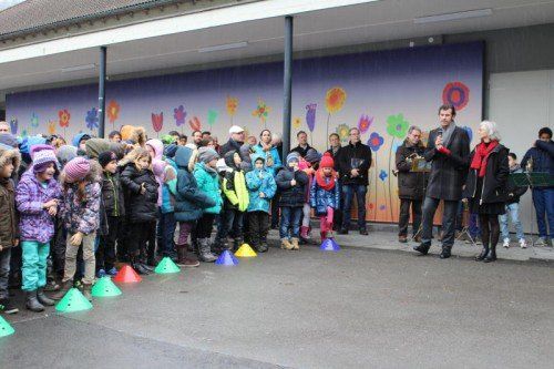 Grafiker Stefan Sagmeister erklärt Kindern und Gästen, wie die Wiese gestaltet wurde. Foto: Schuster