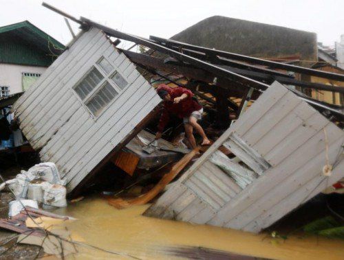 In Borongan City hat „Hagupit“ stundenlang gewütet. Die Stadt sieht nach dem Taifun wie ein Schlachtfeld aus. Foto: EPA