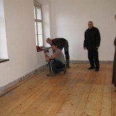 Handwerker halten Einzug im Kloster