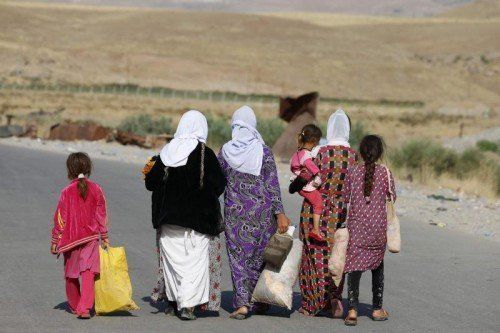 Jesidische Frauen und ihre Töchter auf der Flucht vor den Terrormilizen des IS, die bestialisch gegen die Minderheiten vorgehen.  FOTO: REUTERS